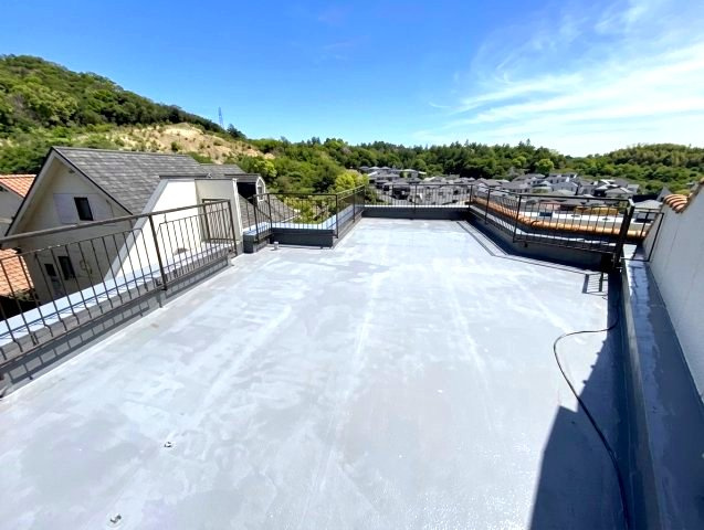 甲陽園東山町のバルコニー|開放的なバルコニーは見晴らしもよく、太陽の温かな温もりをめいっぱい受け止めてくれます。。
