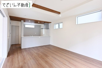 【居間・リビング】 | blooming garden久喜市鷲宮4丁目　新築住宅 | 広がるやすらぎのプライベート空間。大きい窓から射しこむ眩い光が、広々としたリビング空間を鮮やかに映し出します。
現地(2026年7月撮影)