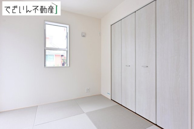 【和室】 | blooming garden久喜市鷲宮4丁目　新築住宅 | 時にはリビングのフローリングやソファではなく、ゆったりと畳の上で過ごしたいものです。陽光が照らし出す畳が美しい和室です。
現地(2026年7月撮影)