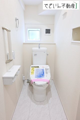 【トイレ】 | blooming garden久喜市鷲宮4丁目　新築住宅 | シンプルで清潔感のある空間は、毎日使う場所だからこそ嬉しい。家族みんなが快適に過ごせる工夫が詰まっています。
現地(2026年7月撮影)
