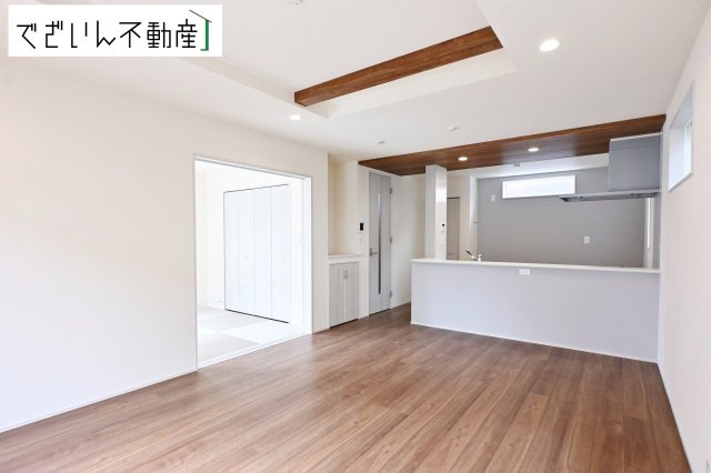 【居間・リビング】 | blooming garden久喜市鷲宮4丁目　新築住宅 | 和室と隣接したリビングは、遊び場にもお昼寝スペースにも。育児と家族時間が無理なく両立できる、優しい間取りです。
現地(2026年7月撮影)