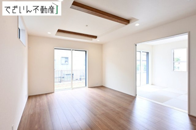 【居間・リビング】 | blooming garden久喜市鷲宮4丁目　新築住宅 | 南からたっぷり差し込む陽光が、家族の団らんをあたたかく照らす。広々としたLDKは、子どもが走り回っても余裕のある安心空間です。
現地(2026年7月撮影)