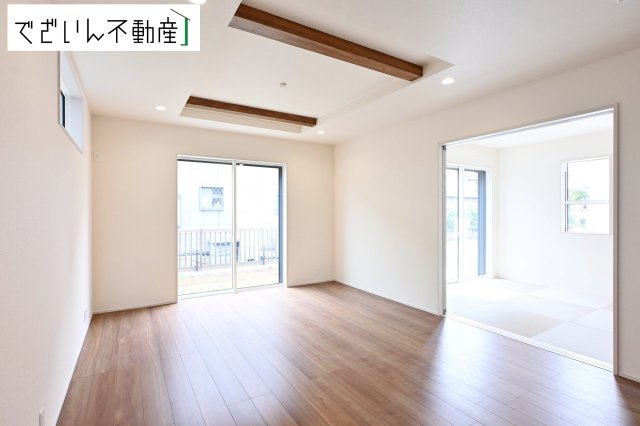 【居間・リビング】 | blooming garden久喜市鷲宮4丁目　新築住宅 | 南からたっぷり差し込む陽光が、家族の団らんをあたたかく照らす。広々としたLDKは、子どもが走り回っても余裕のある安心空間です。
現地(2026年7月撮影)