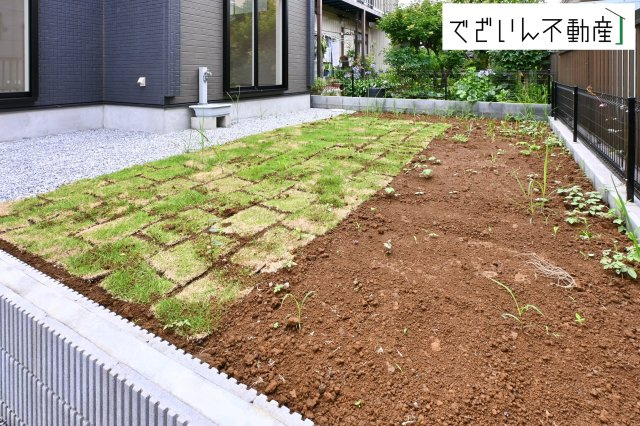 【庭】 | blooming garden久喜市鷲宮4丁目　新築住宅 | 街並みに馴染む、シンプルで洗練された佇まい。暮らしにちょっとした遊び心を添えてくれるお家です。
現地(2026年7月撮影)