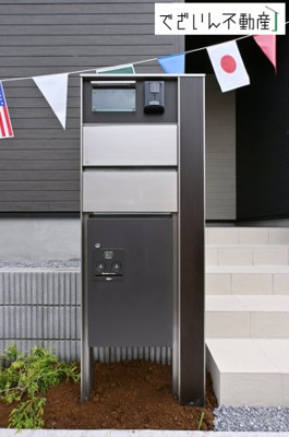 【玄関】 | blooming garden久喜市鷲宮4丁目　新築住宅 | 宅配BOX付きの門柱・POSTがあり、荷物の受け取りに便利です。
現地(2026年7月撮影)
