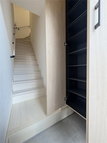 GROOM泗水Bの玄関