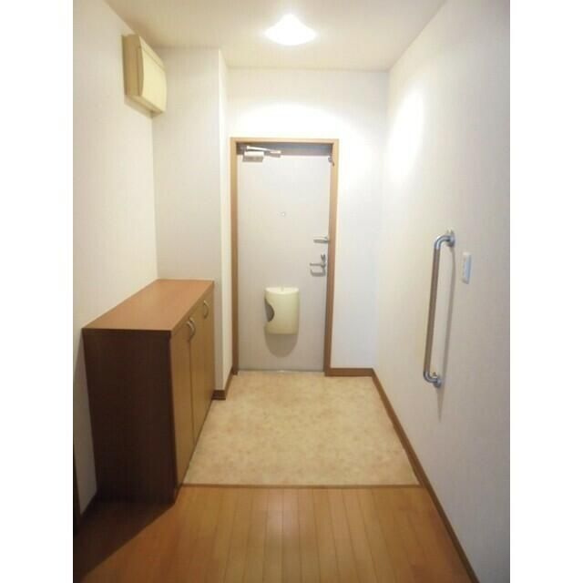 横浜市緑区長津田みなみ台１丁目のアパートの玄関