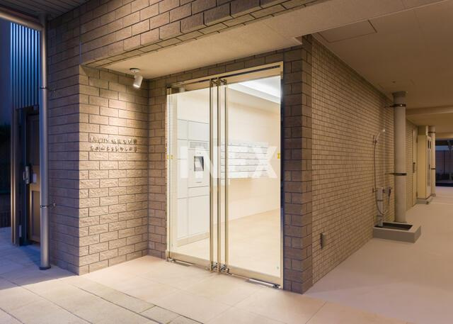 横浜市南区山王町４丁目の賃貸マンションのエントランス
