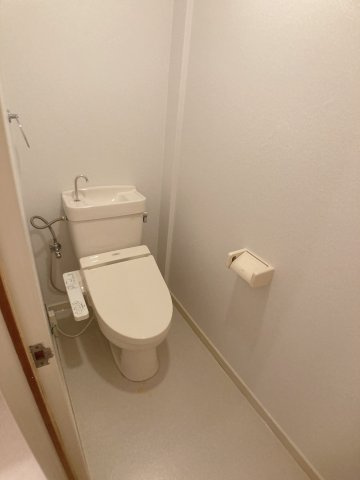 ニューリタンスのトイレ|別部屋同間取りのお写真となります。参考にご覧くださいませ。