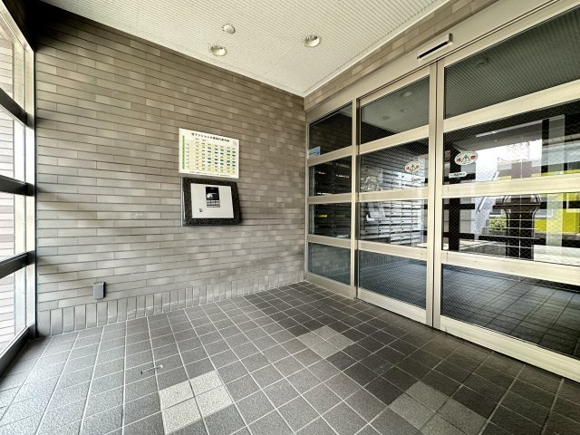 宝マンション小幡苗代のエントランス