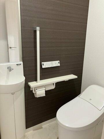 豊橋市花田町字石塚の中古マンションのトイレ|ウォシュレット機能付きの温水洗浄便座を完備しております！寒い冬もヒヤリとすることなく快適にご使用いただけます！