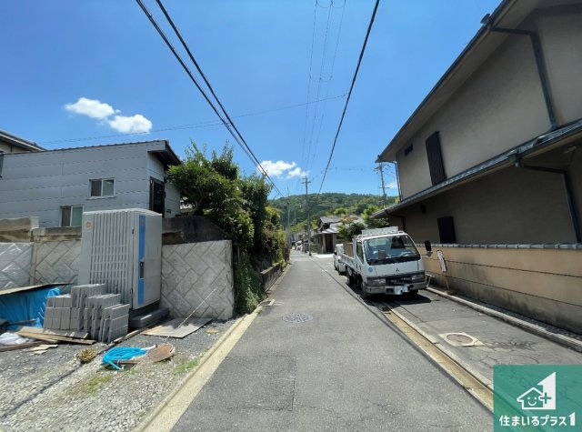 京都市伏見区深草願成町　第1期　新築一戸建ての前面道路含む現地写真|周辺は落ち着いた街並みの住宅地！子育てがしやすい住環境です！まだ未完成ですが、現地でしかわからない事もございます。是非一度ご覧ください。