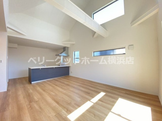 【居間・リビング】 | 横浜市泉区和泉中央北　新築分譲住宅　全２棟/今回販売２棟 | リビング（施工例）