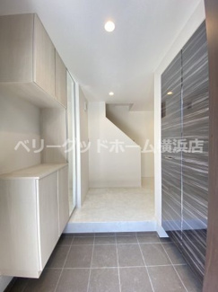 【玄関】 | 横浜市泉区和泉中央北　新築分譲住宅　全２棟/今回販売２棟 | 玄関（施工例）