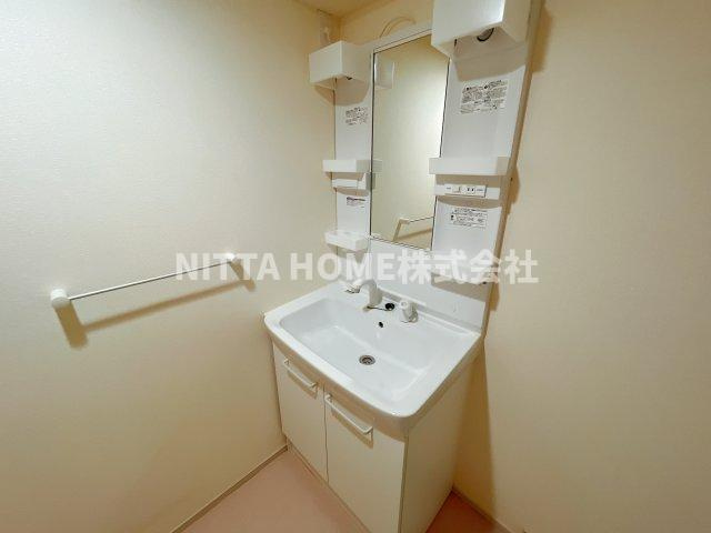 サンリットタウン日高Ⅱの洗面所|シャワー付きの洗面台朝の準備も楽々です◎