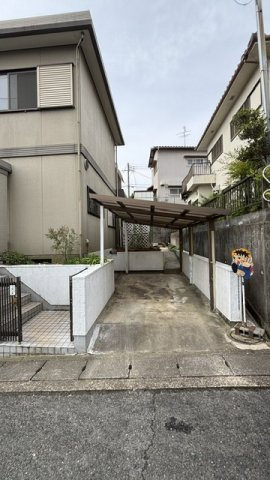 生駒市喜里が丘3丁目　中古戸建の駐車場|駐車場があります