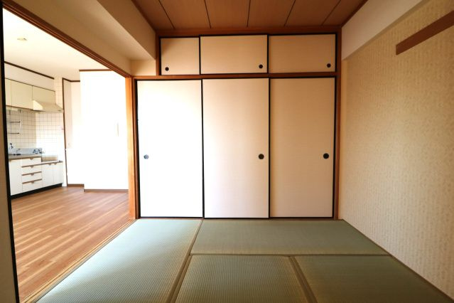 春日市下白水北４丁目の賃貸マンションの玄関