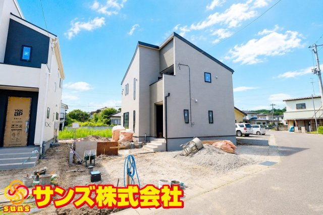 郡山市大槻町字上柵　　　1号棟　　　大槻小学校、大槻中学区　の外観|東側から見た駐車場を含む外観♪