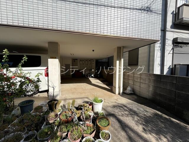 屋根付きの駐輪場あり♪