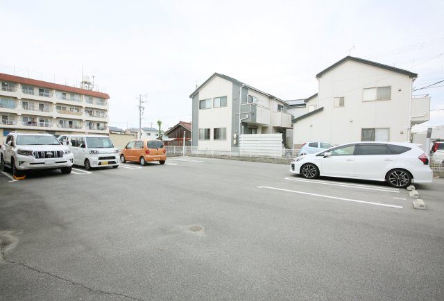 リサヤニシルの駐車場