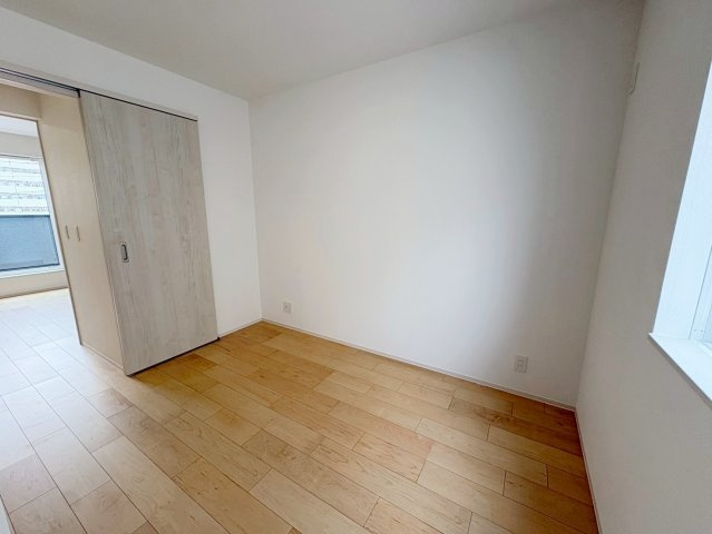 竹田醍醐田町|木目の自然な模様や落ち着きある色味が、お部屋に温かみをもたらします。壁紙は白を基調としており、インテリアプランも考えやすいシンプルな仕上がりです。（R8.7撮影）