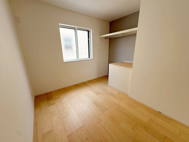 竹田醍醐田町の洋室|オープンクローゼットにつきお洋服の出し入れがラクラク！上部は棚になっている為、収納ボックス等を使えば整理整頓がしやすくお部屋がスッキリ片付きますね♪（R8.7撮影）