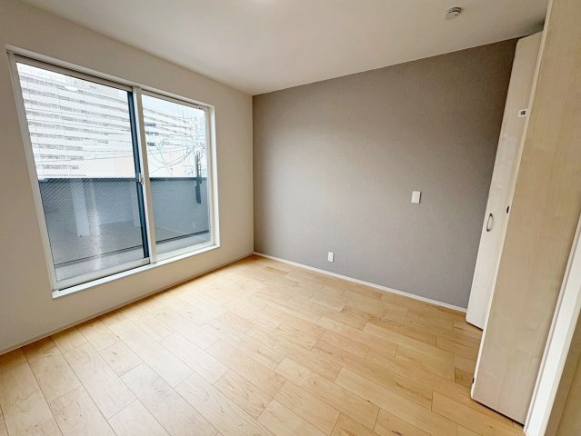 竹田醍醐田町の洋室|変化のあるクロス（壁紙）で奥行きと立体感が感じられます。（R8.7撮影）