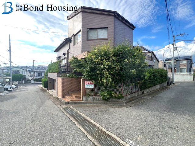 告知事項有　R4年2月リフォ済　朝霧東町2丁目　中古戸建の前面道路含む現地写真