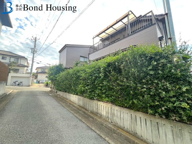 告知事項有　R4年2月リフォ済　朝霧東町2丁目　中古戸建の前面道路含む現地写真
