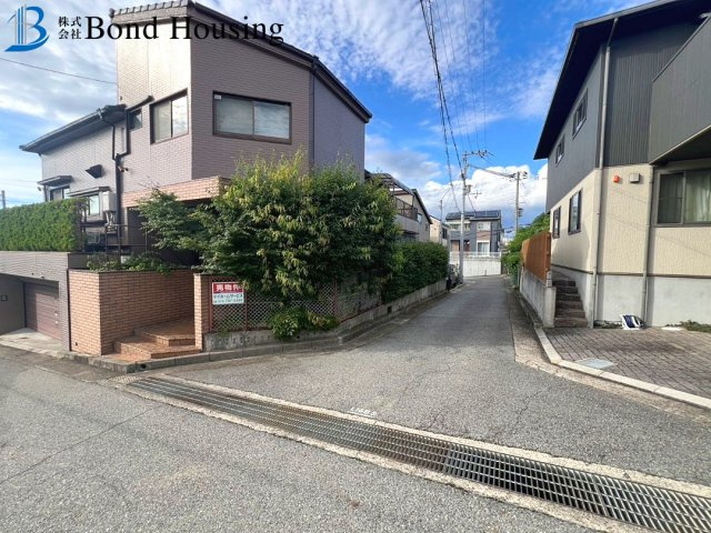 告知事項有　R4年2月リフォ済　朝霧東町2丁目　中古戸建の前面道路含む現地写真