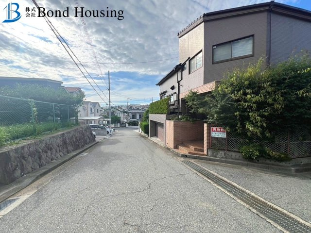 告知事項有　R4年2月リフォ済　朝霧東町2丁目　中古戸建の前面道路含む現地写真