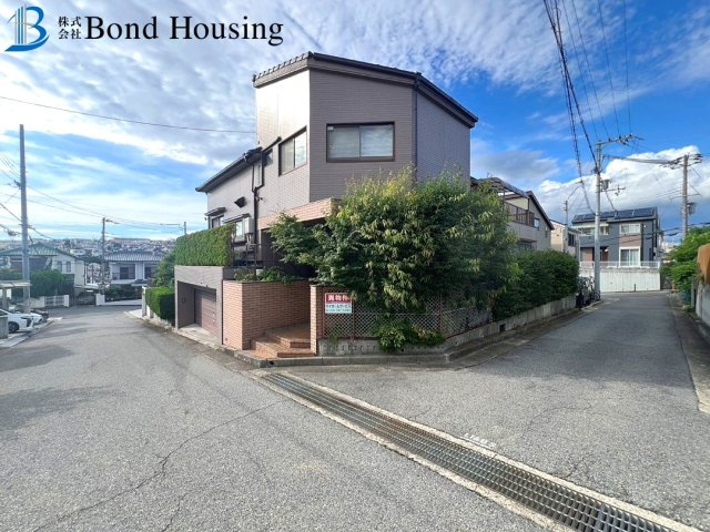 告知事項有　R4年2月リフォ済　朝霧東町2丁目　中古戸建の前面道路含む現地写真