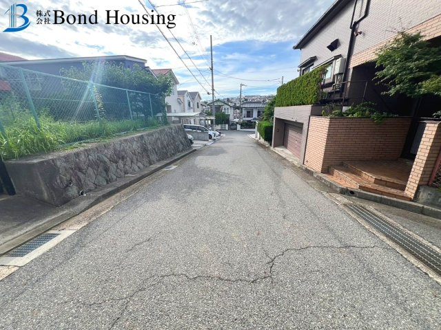 告知事項有　R4年2月リフォ済　朝霧東町2丁目　中古戸建の前面道路含む現地写真
