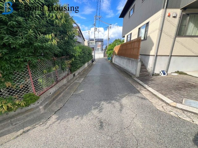 告知事項有　R4年2月リフォ済　朝霧東町2丁目　中古戸建の前面道路含む現地写真