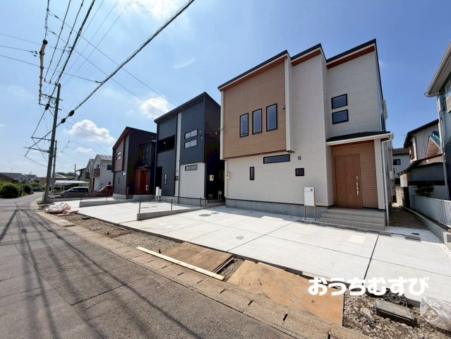春日井市町屋町2期(全3棟)の前面道路含む現地写真