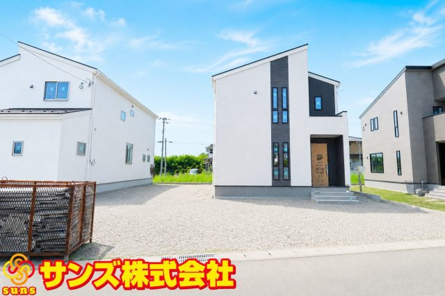郡山市大槻町字上柵　　　２号棟　　　大槻小学校、大槻中学区　の外観|東側から見た駐車場を含む外観♪