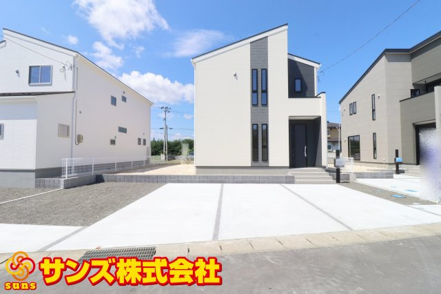 郡山市大槻町字上柵　　　２号棟　　　大槻小学校、大槻中学区　の外観|東側から見た駐車場を含む外観♪