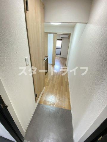 大阪市東淀川区淡路３丁目の賃貸マンションの玄関