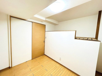【洋室】 | ユニーブル豊田本町 | 落ち着いた色合いのフローリングが心地よいシンプルで使いやすい洋室です
