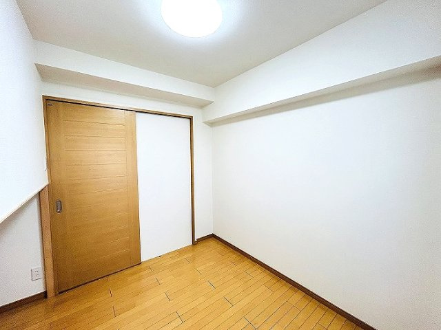 ユニーブル豊田本町の洋室|コンパクトなお部屋ですが窓があるので快適に過ごせます。