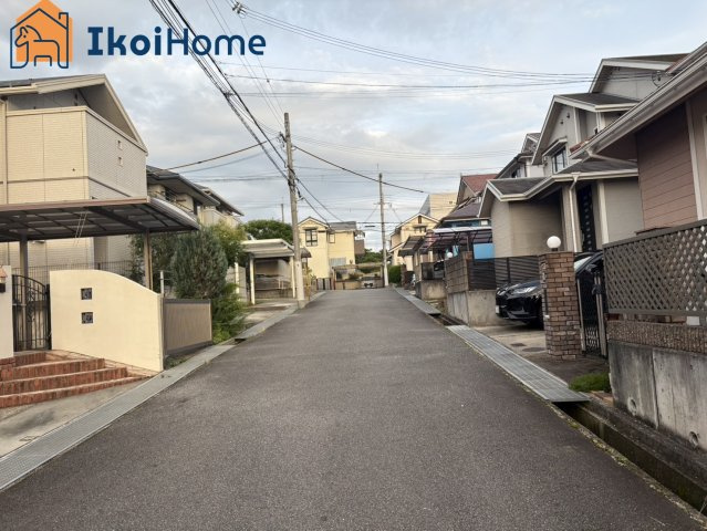 神戸市西区学園東町4丁目　中古戸建の周辺|前面道路は6M幅で広々しています。駐車がし易く、車の対面のすれ違いも楽にできます。
