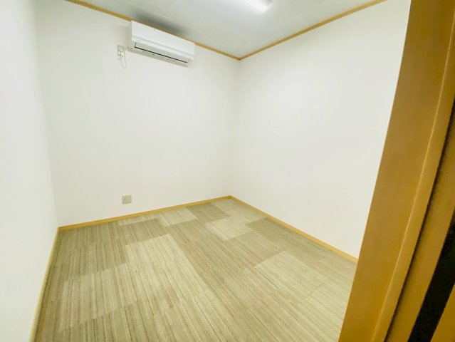 八街市四木　売店舗・事務所の洋室