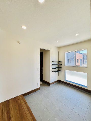 前橋市総社町植野の内装|6帖のマルチエントランス◎
土間とLDKに一体感を持たせたアウトドア空間を演出♪