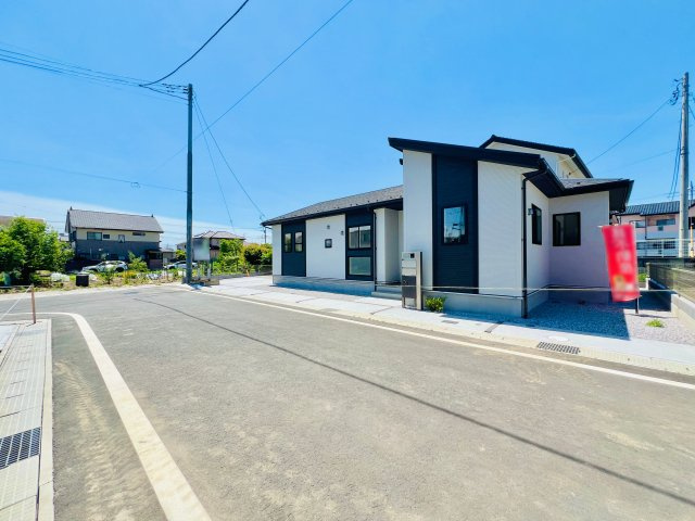 前橋市総社町植野の前面道路含む現地写真|間口も広く駐車も焦らずにできます♪