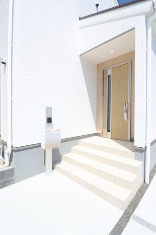 郡山市大槻町字上柵　　　３号棟　　　大槻小学校、大槻中学区　の玄関|※同社施工例