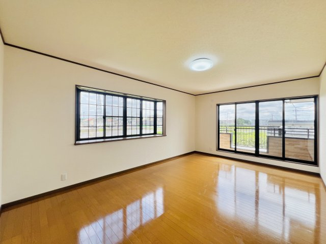 太田市牛沢町の洋室|12帖の洋室は納戸付きですっきりとした空間に♪