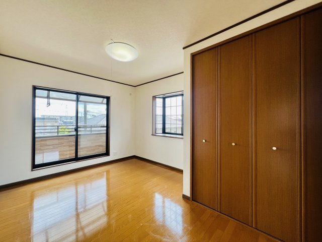 太田市牛沢町の洋室|バルコニーへも行き来できる開放的な洋室♪