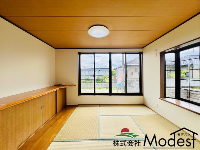 太田市牛沢町の居間・リビング|キッチン横の和室で家族団らんのひと時を♪