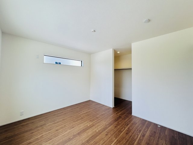 太田新田花香塚町の洋室|7帖の洋室はWIC付きですっきりとした空間に♪