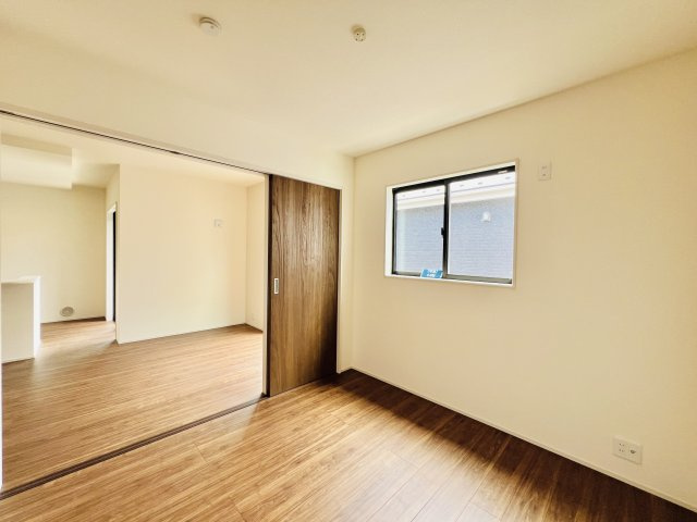 太田新田花香塚町の洋室|リビングに隣接する洋室は、キッズスペースや家事スペースとしても♪